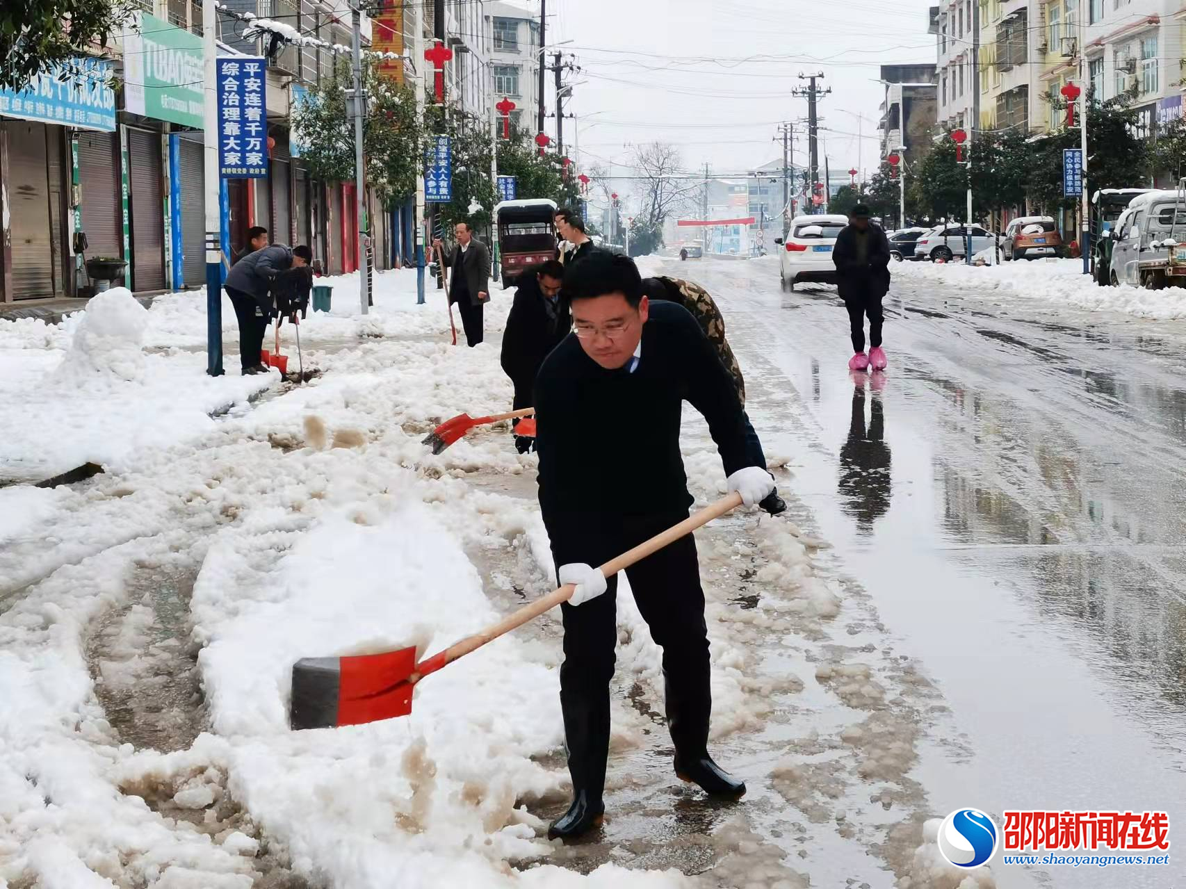 洞口县黄桥镇：战雪除冰保畅通 雪中党旗别样红
