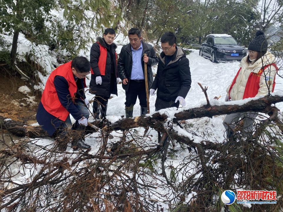 隆回县周旺镇：破冰除雪齐心保畅通