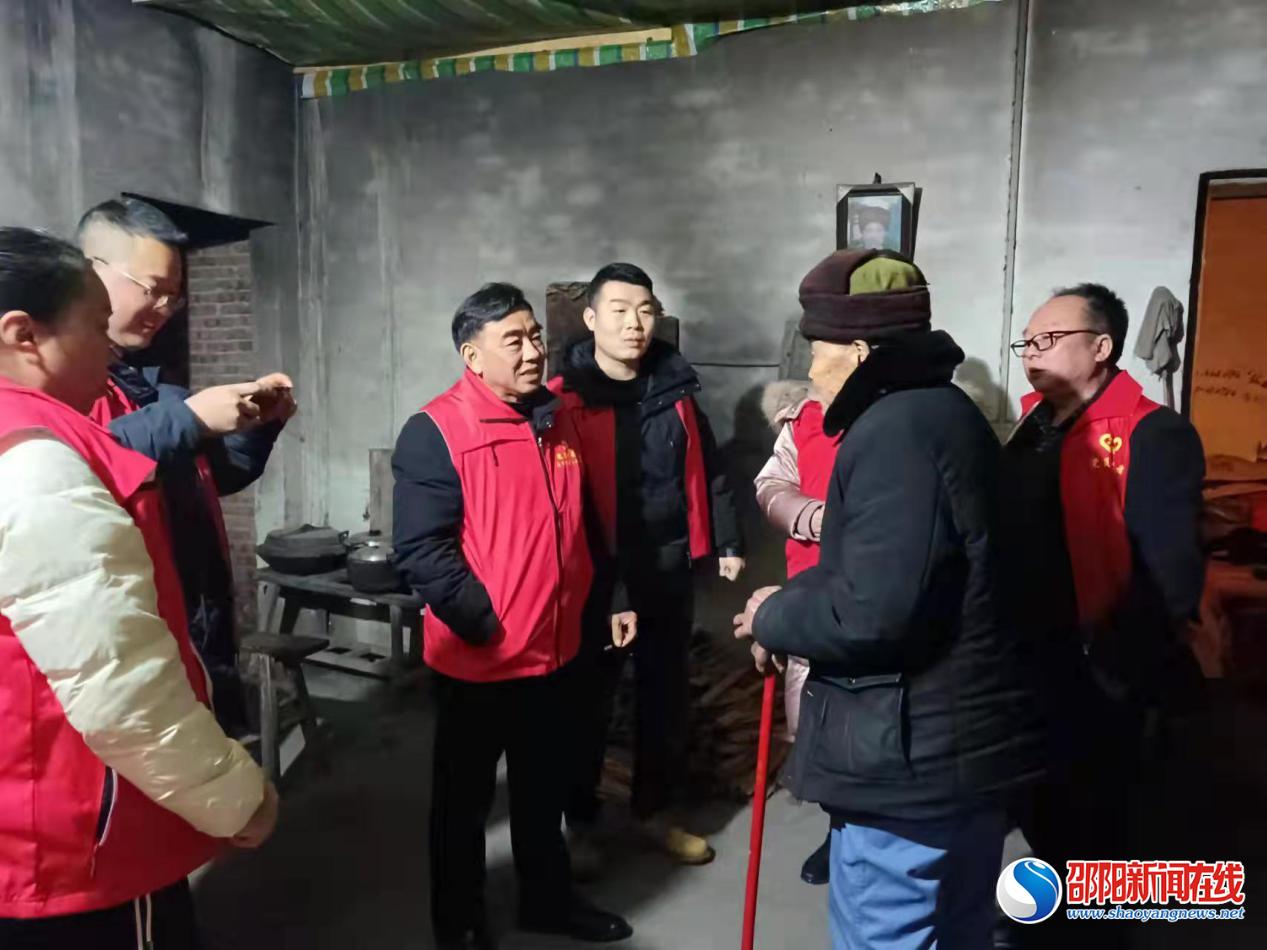 隆回县荷香桥镇：风雪里的敲门员