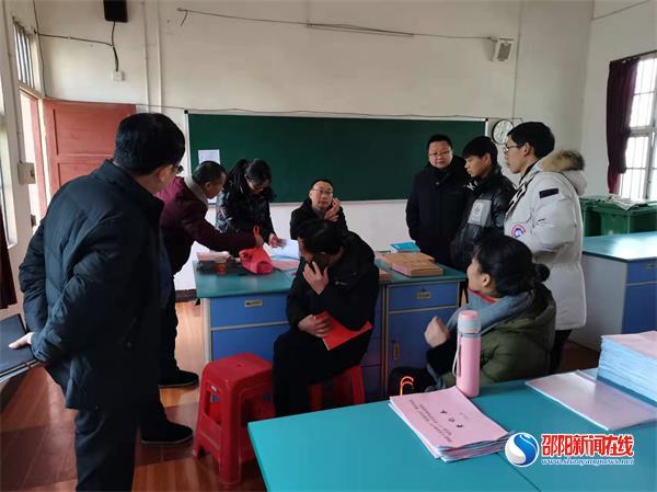 隆回县花门街道中心学校检查曾家坳中学2022春季开学工作