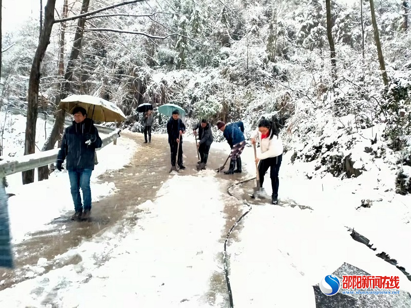 新宁县回龙寺镇：“生活小妙招”成功救援冰雪中受困铲车
