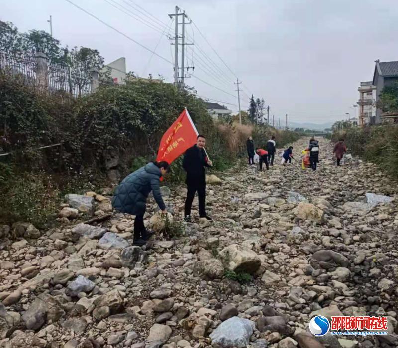 新邵县严塘镇守护河道  共建美丽家园