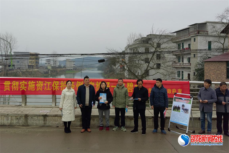 洞口县水东镇人大代表开展《邵阳市资江保护条例》和河长制宣传活动