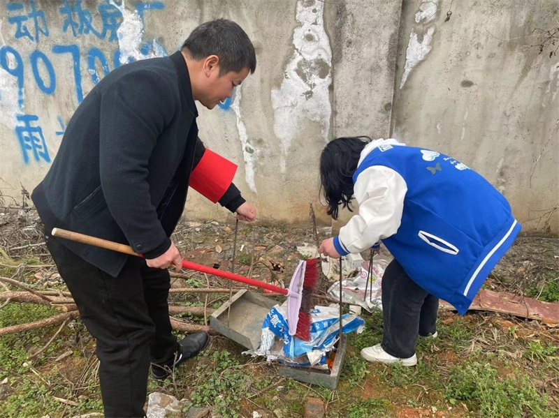 新邵县雀塘镇：小小志愿者吹响“大扫除”号角
