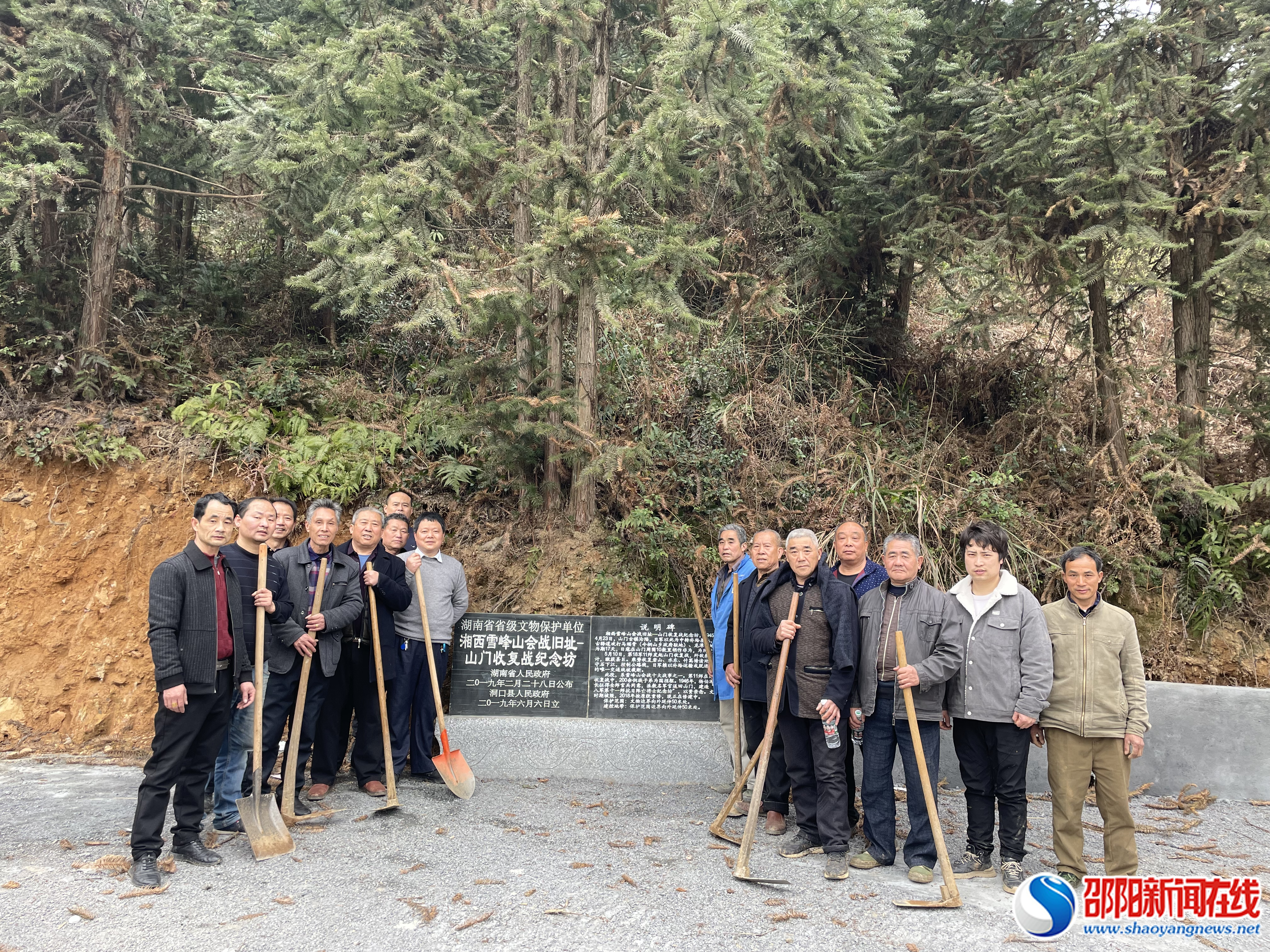 洞口县山门镇退役军人服务站组织参战退役老兵在烈士纪念墓地进行义务植树造林