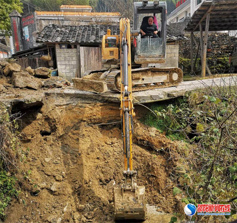 新宁县黄金瑶族乡对塌方路段紧急抢修