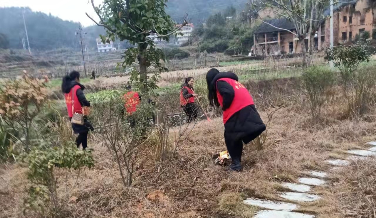 新邵县潭溪镇结合“星期五大扫除”开展学雷锋志愿服务活动