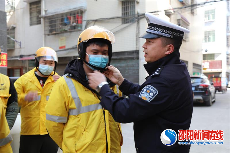 隆回交警开展文明骑行交通安全宣传活动