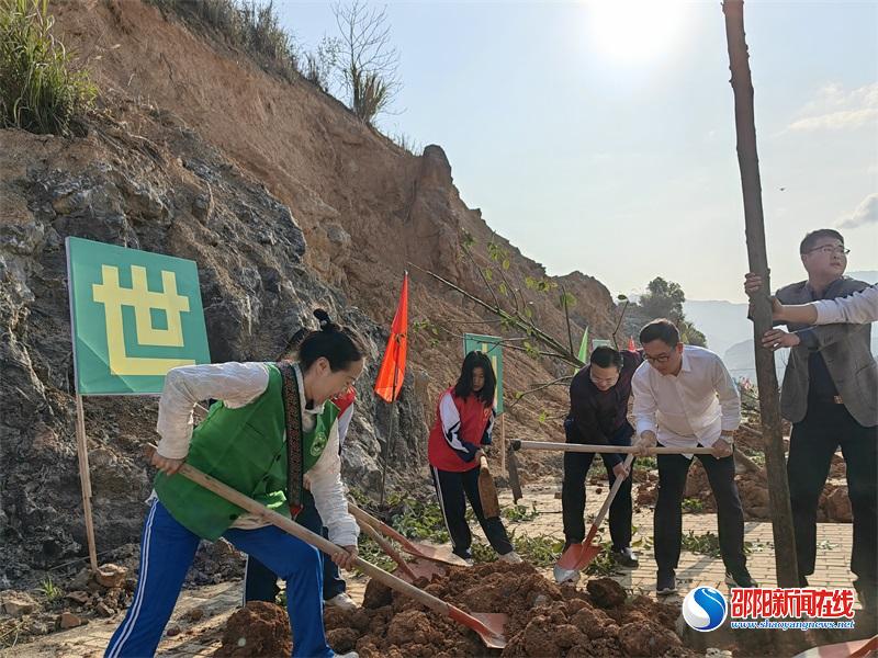 新宁县公路建设养护中心：践行生态文明 助建绿色家园