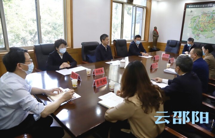 严华主持召开在邵全国人大代表座谈会