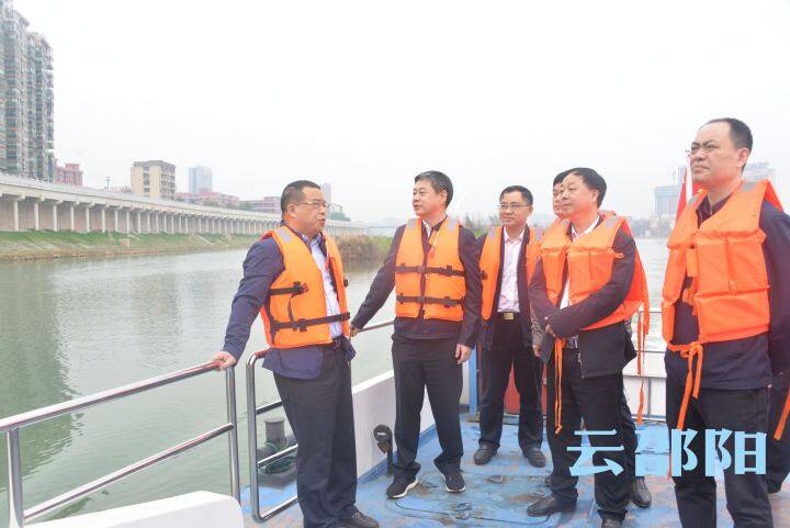 严华在资江巡河：共同守护好一江碧水