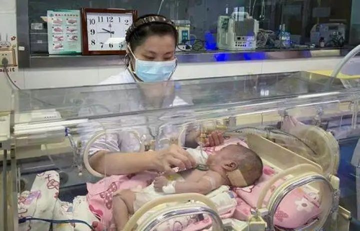 致敬身边的“医”线巾帼