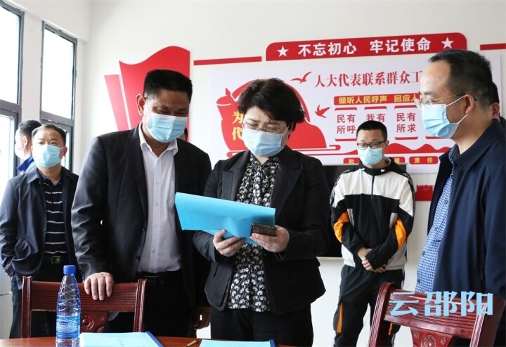 周迎春到新邵调研人大工作和宣讲全国两会精神
