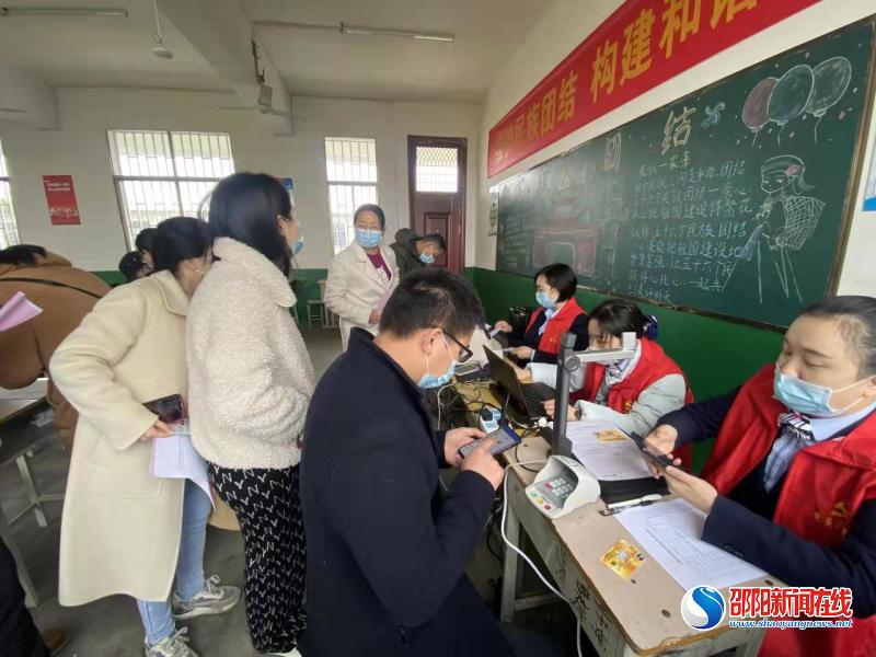 邵阳农商银行：“移动柜台”进学校 服务客户获好评