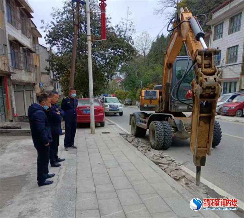 洞口县城管执法局：清除违规接坡 实现还路于民