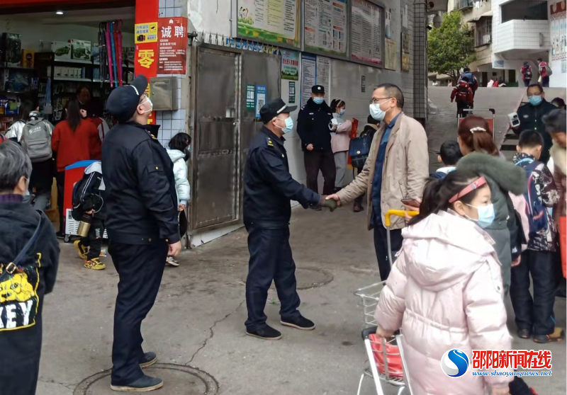 大祥城管开展校园周边流动摊贩提级整治“百日行动”