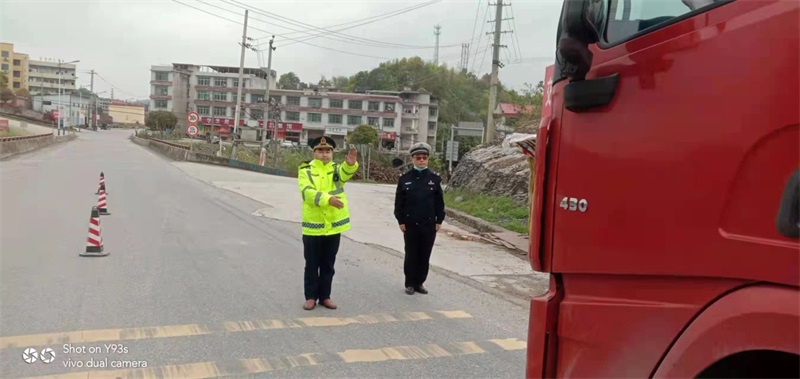 邵东市交通运输综合行政执法大队铁腕整治超限超载