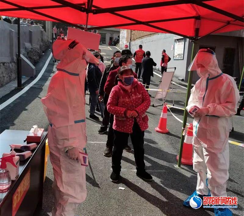 新邵县卫健局、县计生协会在酿溪镇新阳社区开展区域核酸检测应急演练织密疫情防控安全网