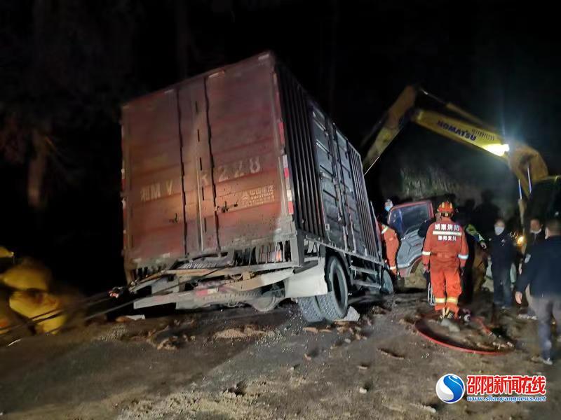 车辆侧翻遇险情  隆回交警、派出所、消防紧急救援