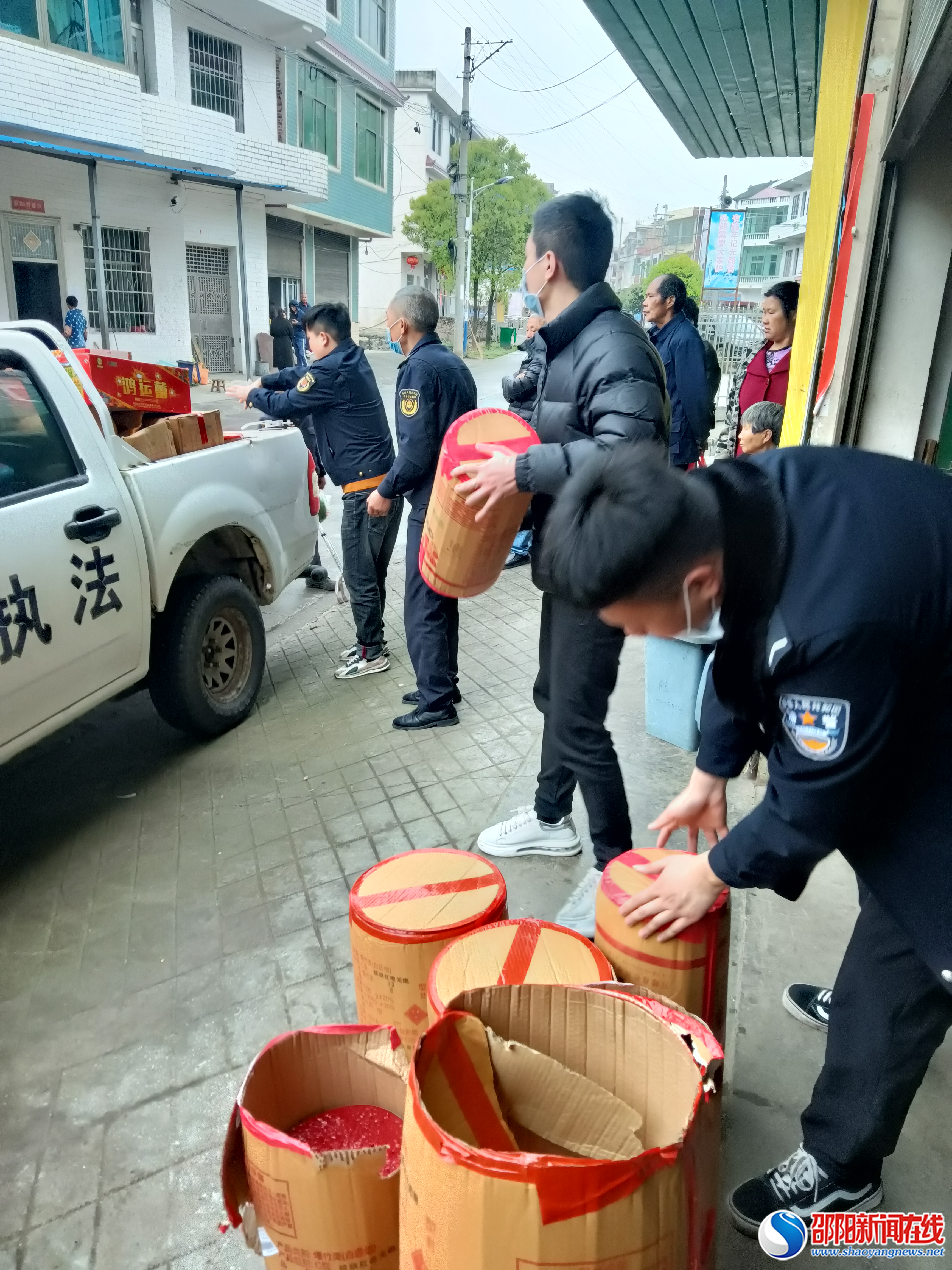 新邵县严塘镇清明期间开展对烟花爆竹领域“打非治违”联合行动
