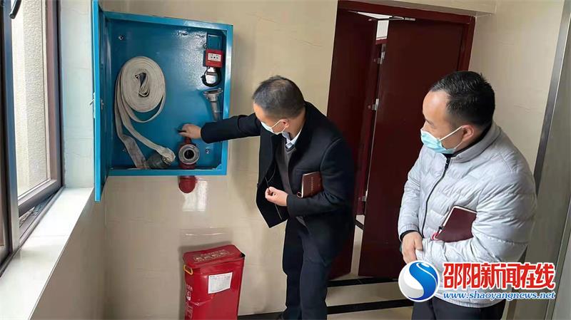 隆回县桃花坪街道对辖区高层住宅开展消防安全及疫情防控检查
