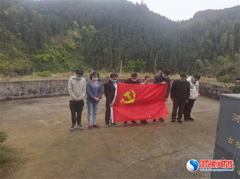 洞口县古楼乡开展清明节祭扫革命烈士墓活动