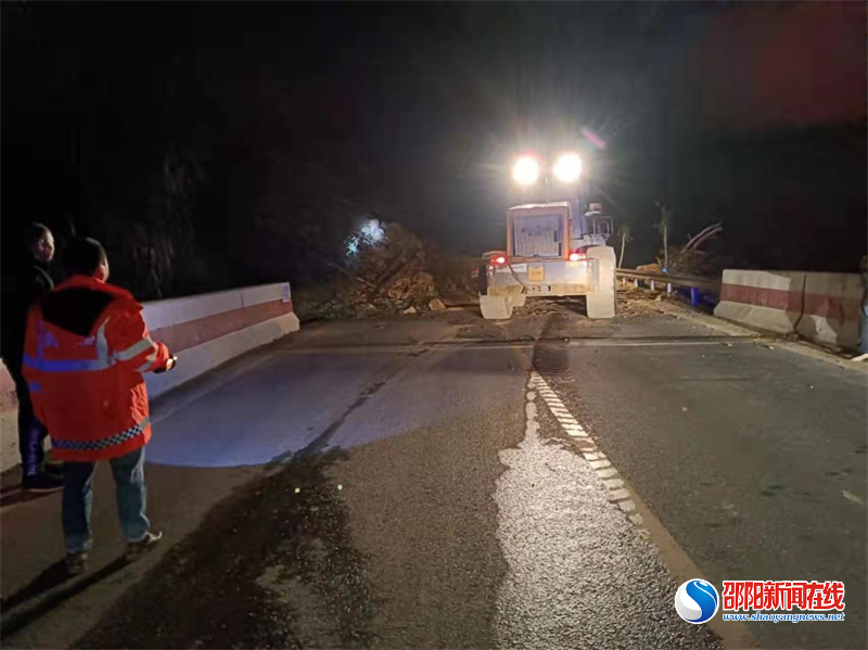 洞口县公路建设养护中心全力抢通塌方路段