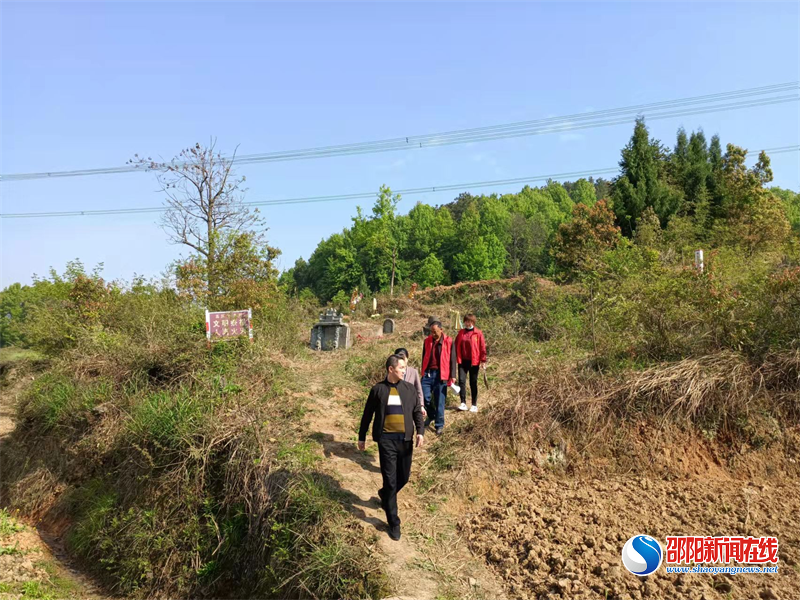 隆回县花门街道：清明防火不放松 田间山头“志愿红”