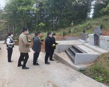 洞口县杨林镇开展清明祭扫烈士墓活动