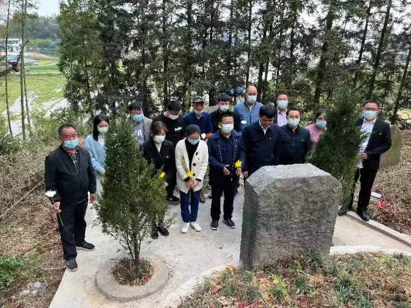 洞口县花古街道清明节祭扫烈士墓