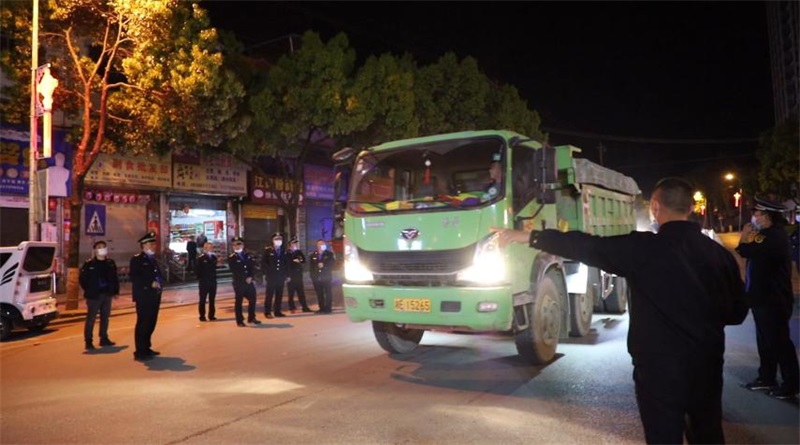 洞口县多部门夜间联合执法 铁腕整治违规运输渣土车