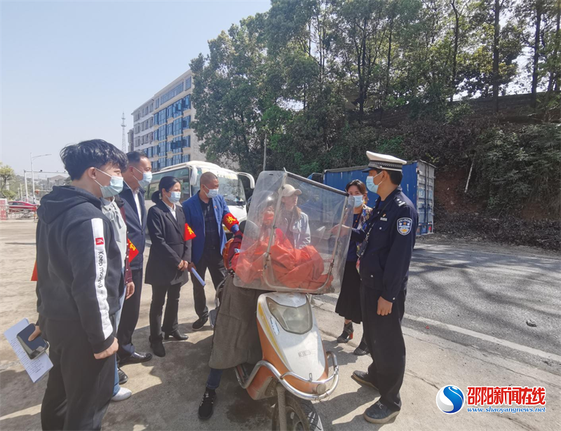 隆回县三阁司镇政协委员助力乡村道路交通治理