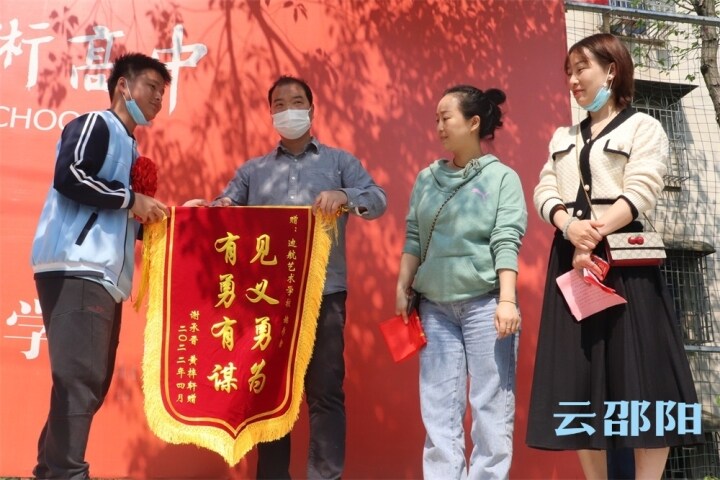两名小孩险被骗 高一学生机智解危机