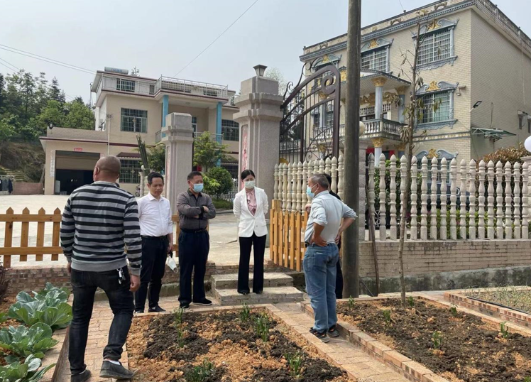 洞口县：郭向荣到岩山镇指导乡村振兴和当前重点工作