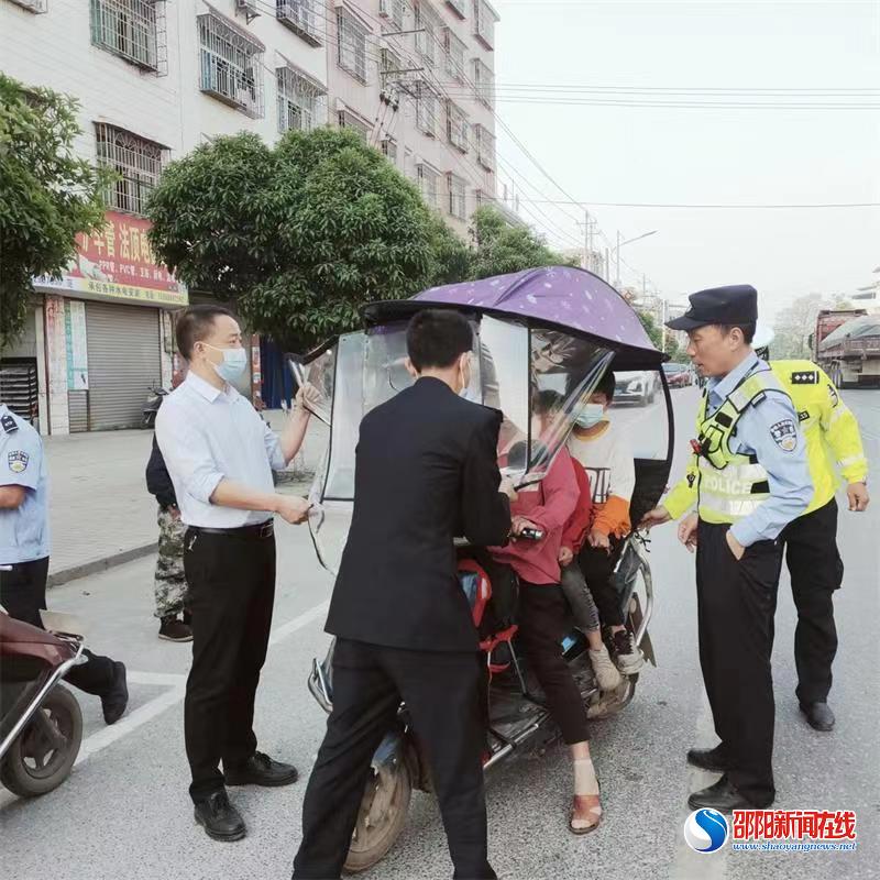 隆回县桃花坪街道办联合交警对校园周边三轮车违规载人行为进行整治