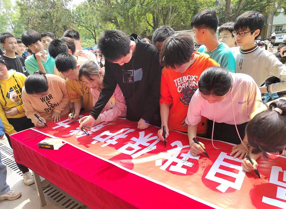 新邵县小塘镇：签名行动进校园，安全讲座保平安