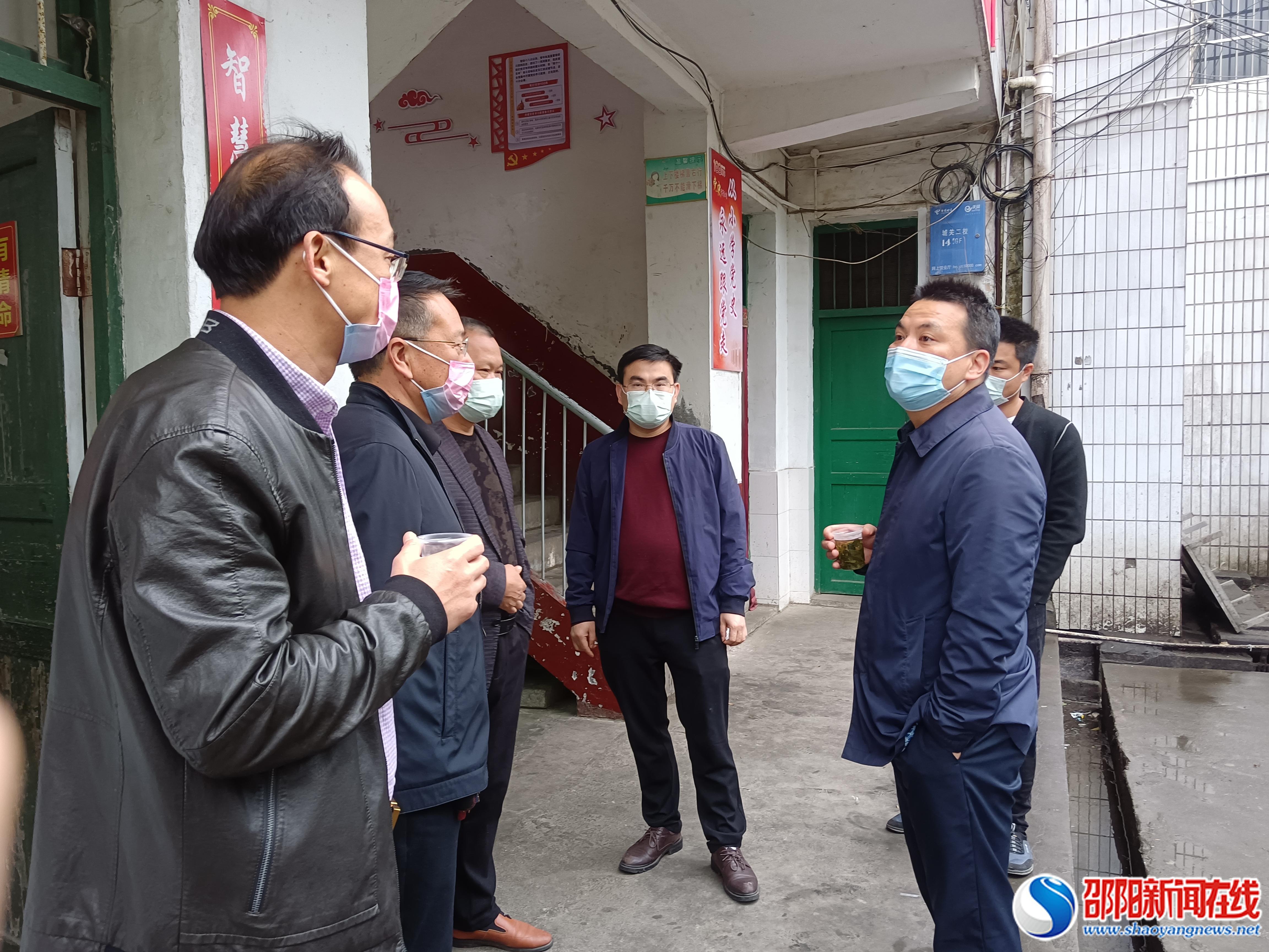 洞口县文昌街道党工委书记向旺督导文昌二小疫情防控工作