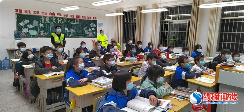 邵阳县岩口铺镇交通安全宣传夜入校园进课堂