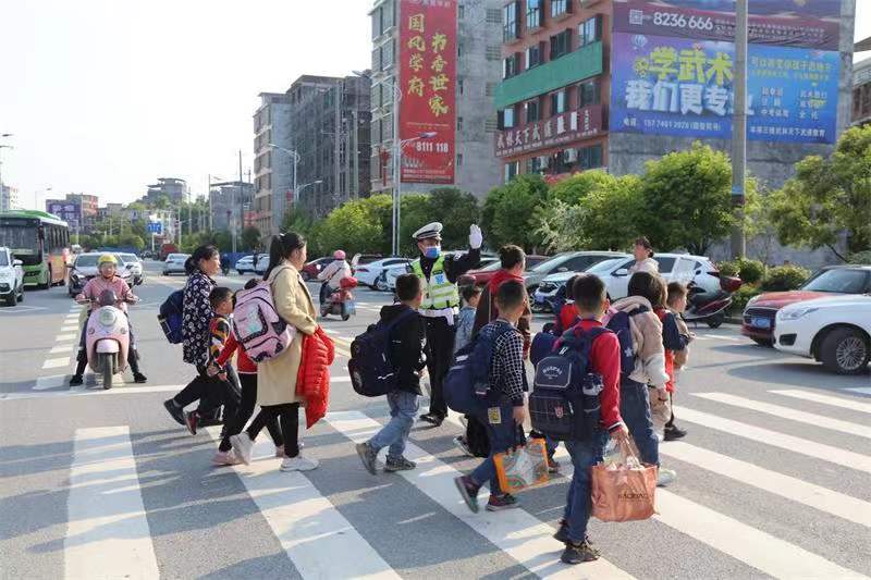 隆回交警：站好“护学岗”，筑牢“防护网”