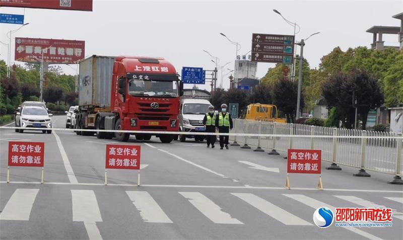 洞口县城市管理和综合执法局拆除存在安全隐患的大型立柱户外广告牌