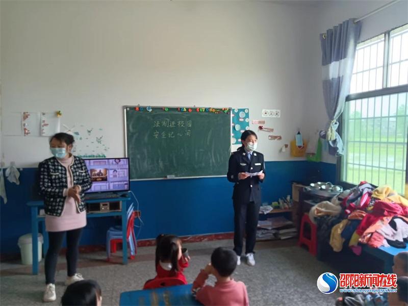 洞口县水东镇：法制进校园 宣讲促平安