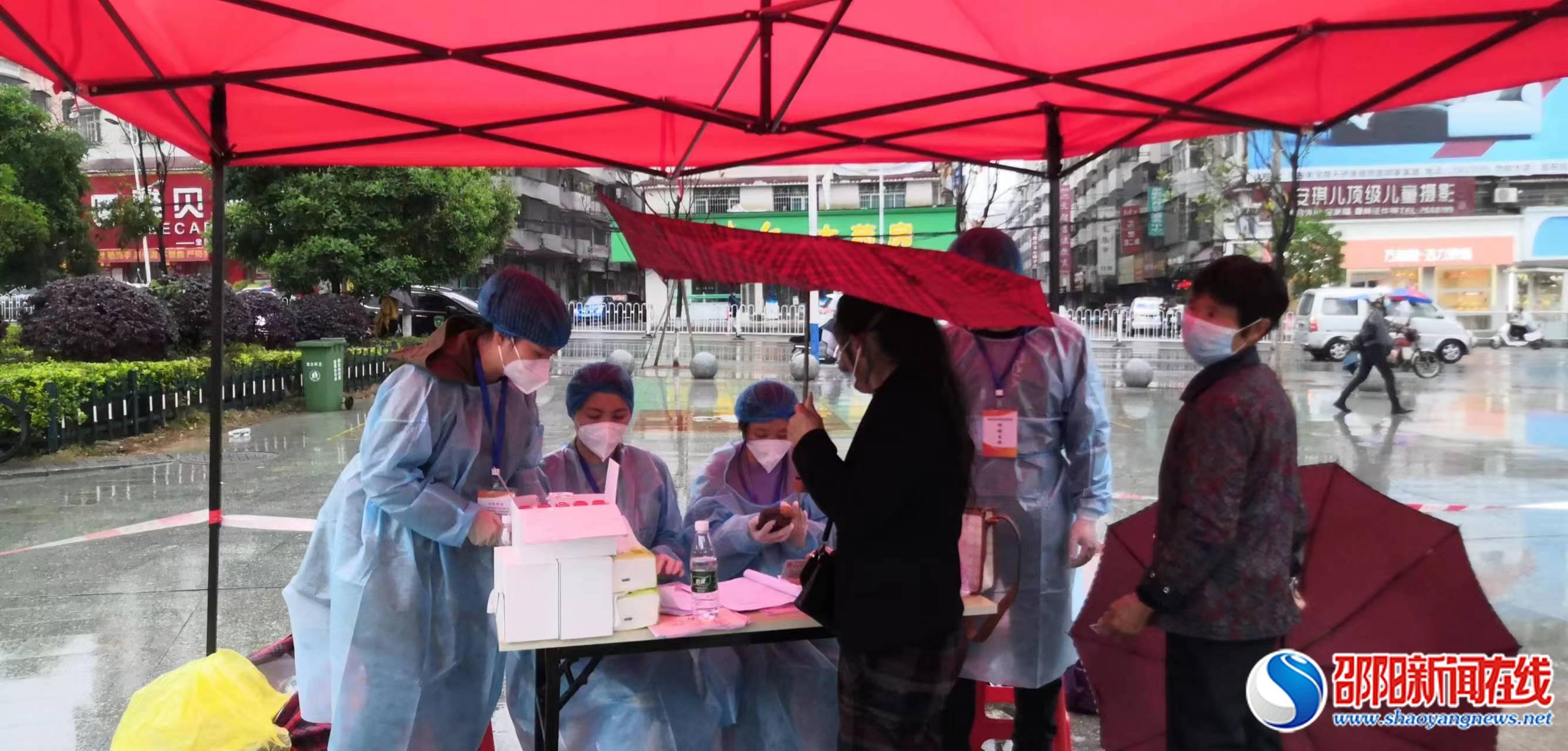 邵东市委党校志愿者助力社区核酸检测