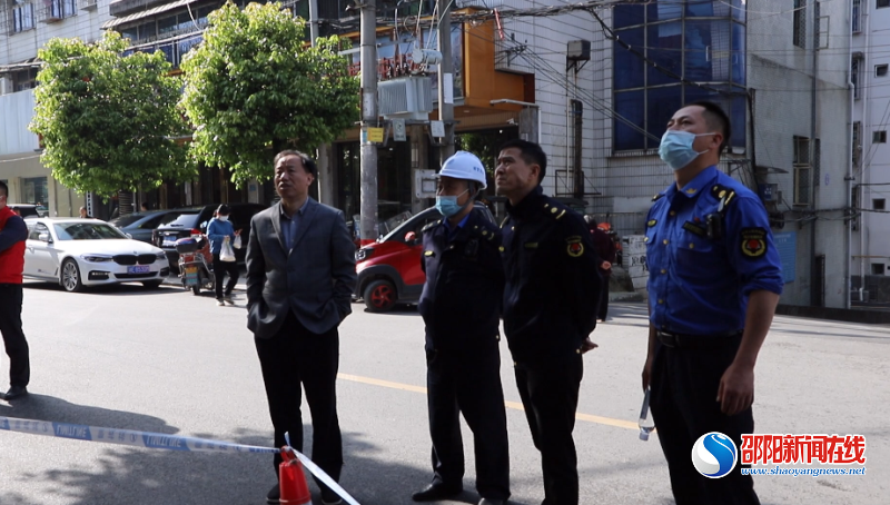 洞口县城市管理和综合执法局依法拆除县城双龙路多处违规搭建雨棚