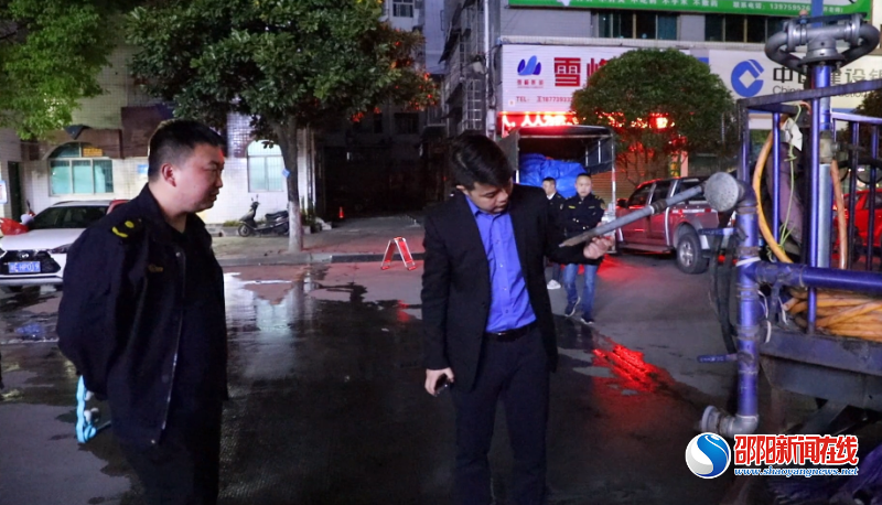 洞口县城市管理和综合执法局深夜为城区行道树喷药除虫