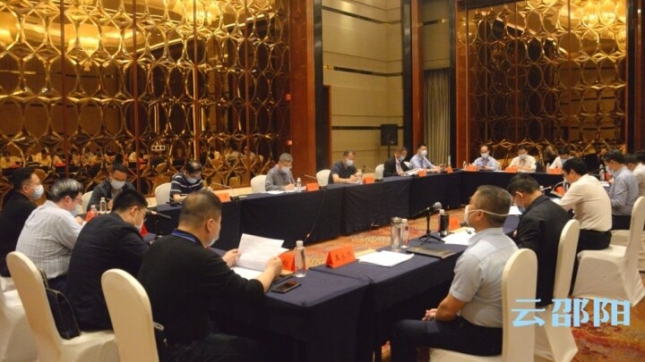 严华主持召开全市疫情防控工作会商会：坚持外防输入内防反弹尽快实现社会面清零见底