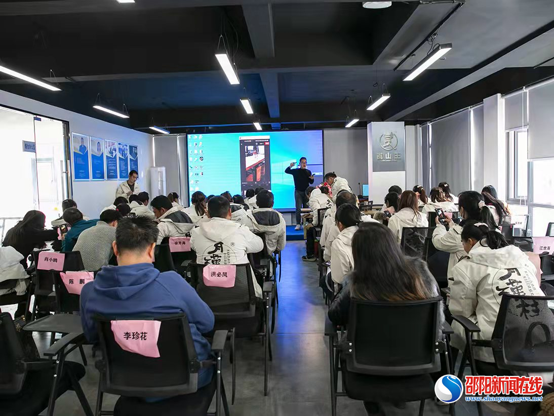 新宁县龙丰果业：“三个两百”人才工程助力乡村振兴