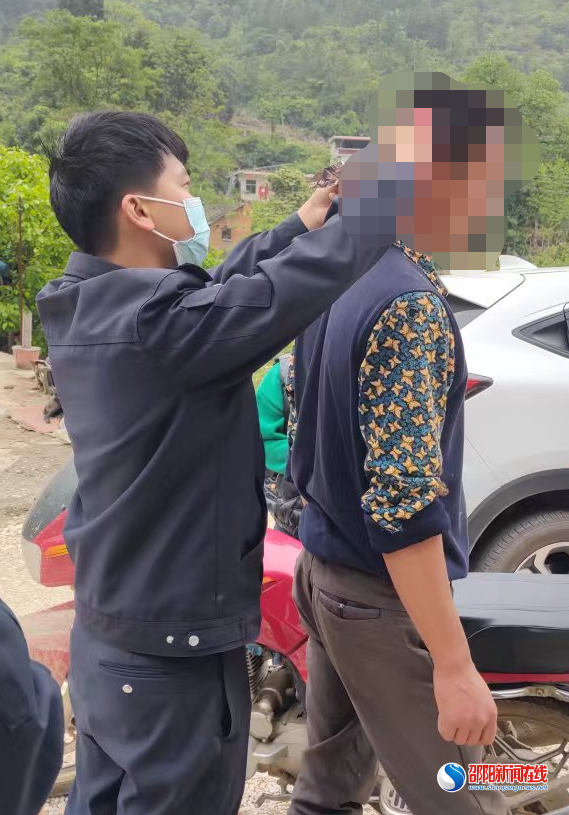 新宁县一渡水镇对涉毒人员开展上门毛发检测行动