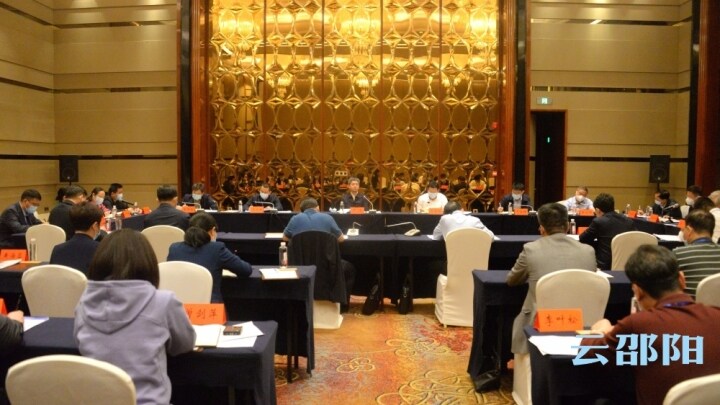 严华主持召开全市疫情防控工作调度会商会