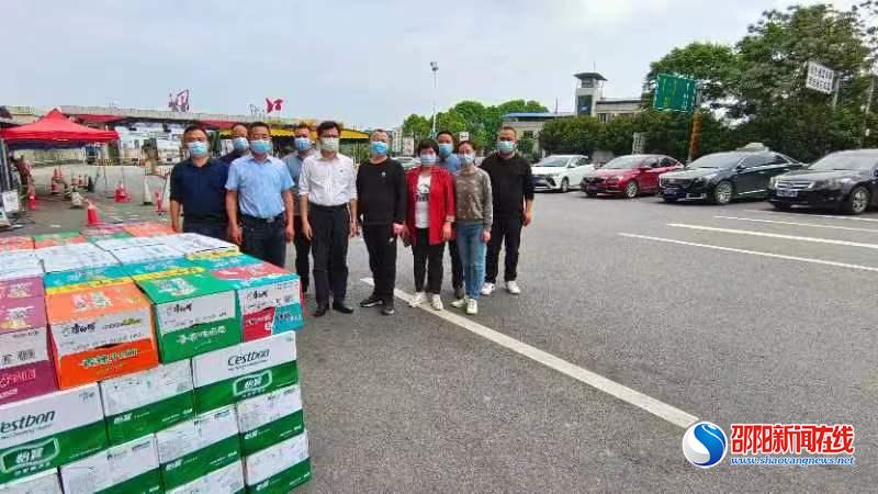 洞口县花古街道商会慰问洞口高速公路出入口健康服务站一线执勤人员
