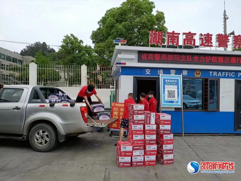 隆回花门街道：爱心企业捐赠物资 慰问抗疫一线工作者